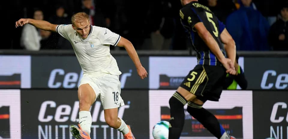 Jugador de Lazio en acción contra Pisa