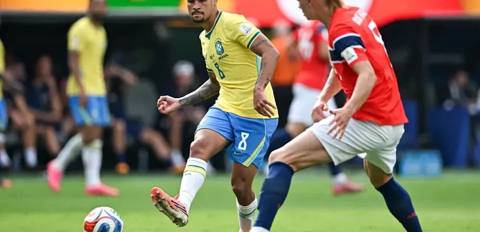 Jugador brasileño driblando a oponente noruego en partido