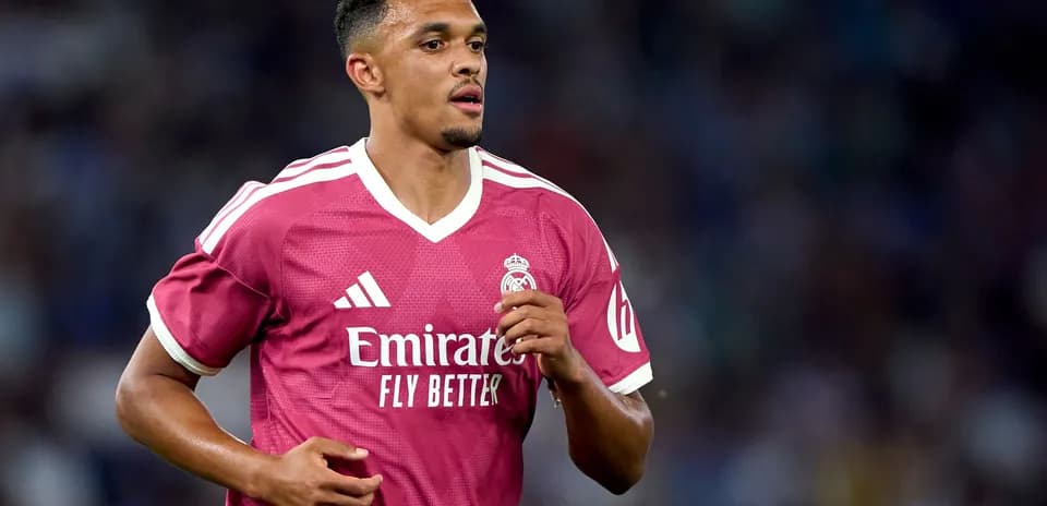 Jugador de Real Madrid en uniforme rosa durante partido