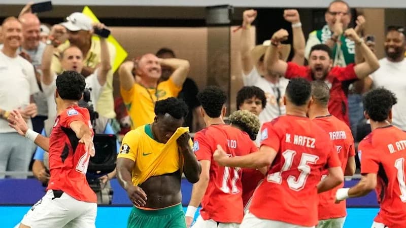 Jugadores de dos equipos celebrando un gol en el partido