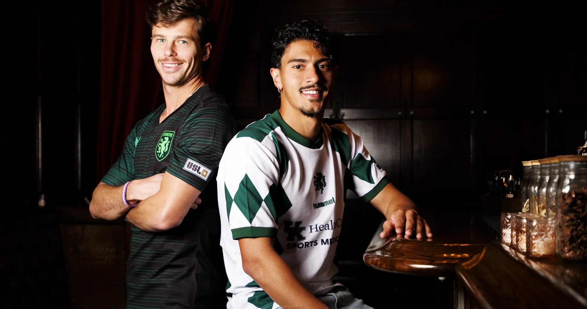 Jugadores posando con camisetas de fútbol