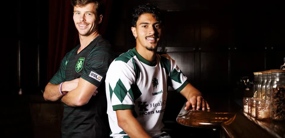 Jugadores posando con camisetas de fútbol