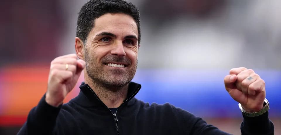 Entrenador levantando los puños en celebración