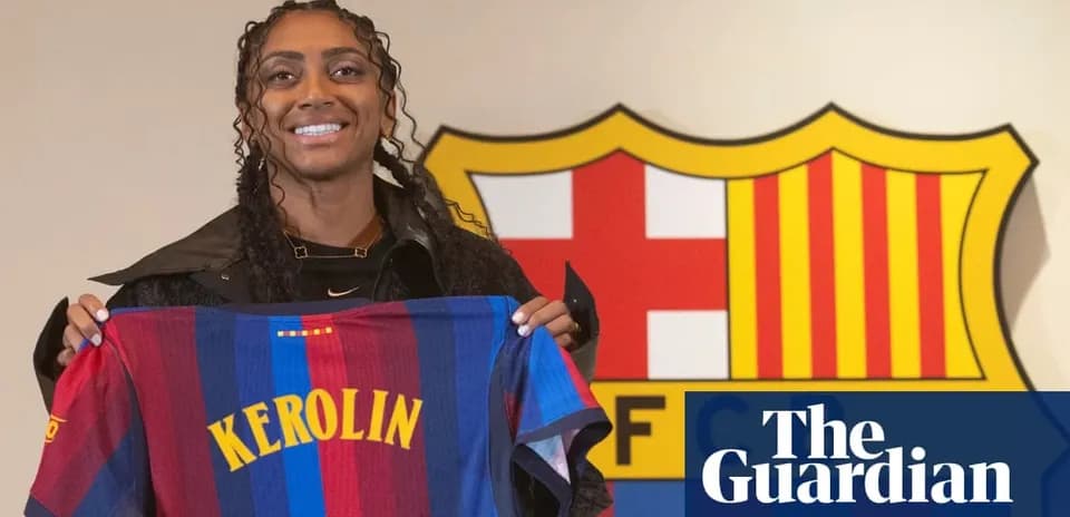 Jugadora sosteniendo camiseta de FC Barcelona en presentación
