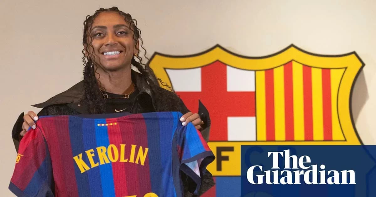 Jugadora sosteniendo camiseta de FC Barcelona en presentación