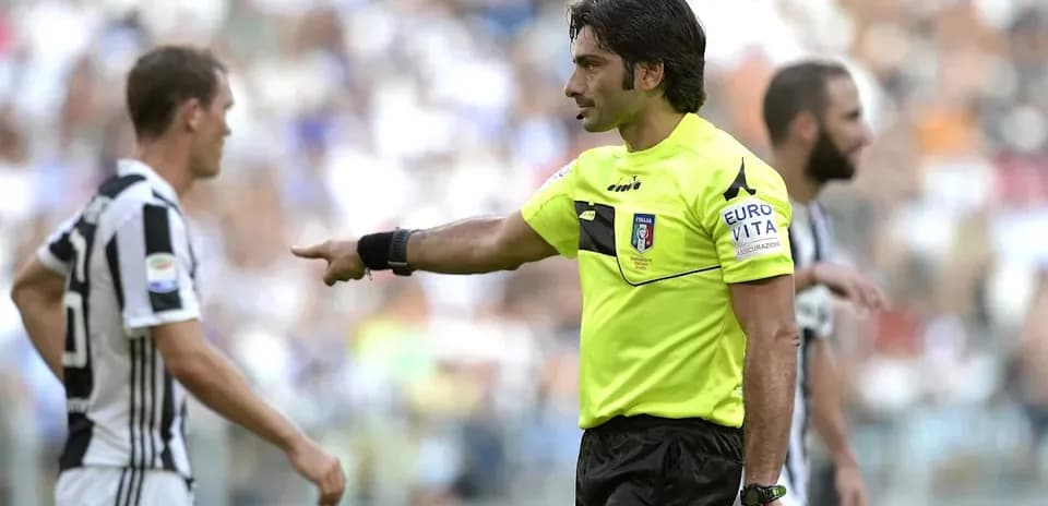Árbitro señalando a jugador durante partido de fútbol