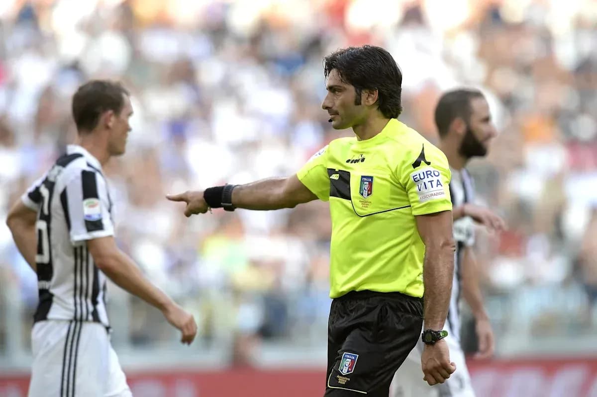 Árbitro señalando a jugador durante partido de fútbol