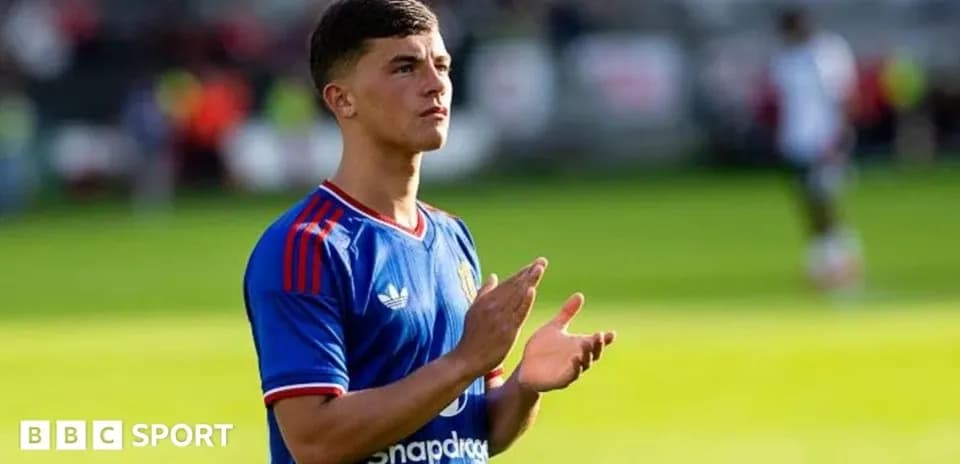 Jugador aplaudiendo en el campo durante partido