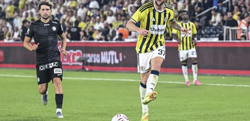 Jugadores de Fenerbahçe y Sturm Graz en el partido