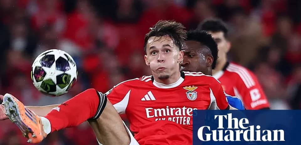 Jugador de Benfica despejando el balón en el aire
