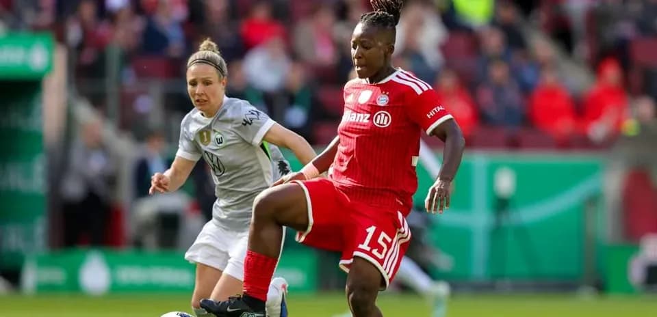 Jugadora de Bayern Munich controlando el balón en partido