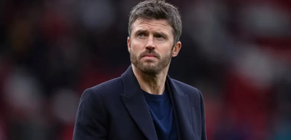 Entrenador observando el partido desde la banda