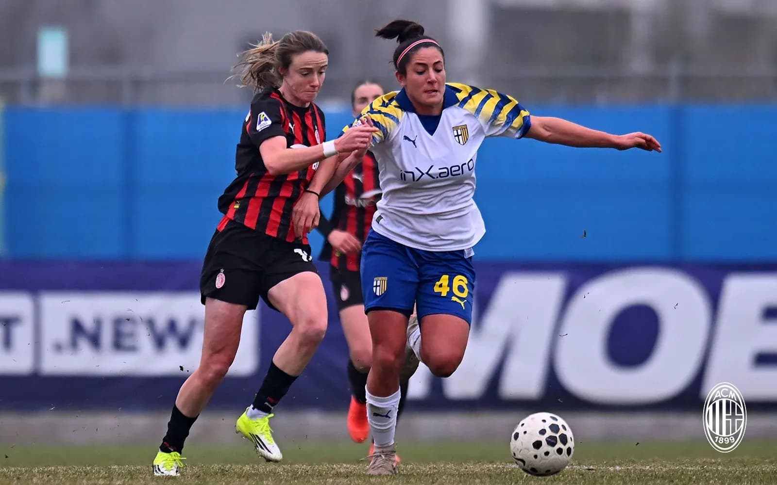 Jugadora de AC Milan y Parma luchando por el balón