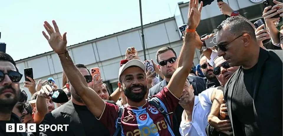 Jugador saludando a la multitud en el aeropuerto