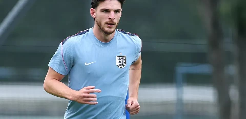 Jugador entrenando con camiseta de Inglaterra en campo