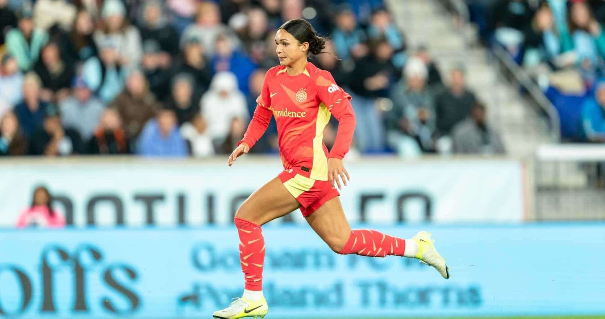Jugadora corriendo durante el partido NWSL