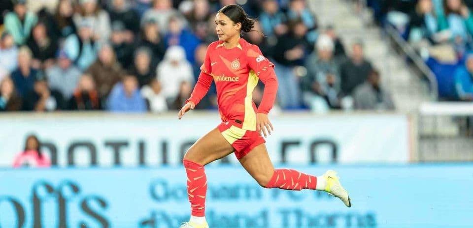 Jugadora corriendo durante el partido NWSL