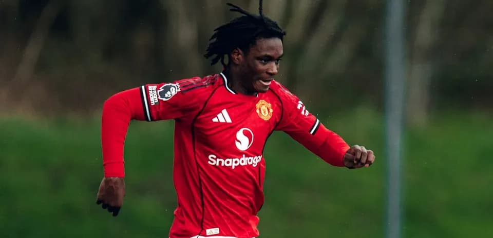 Jugador de Manchester United corriendo en el campo