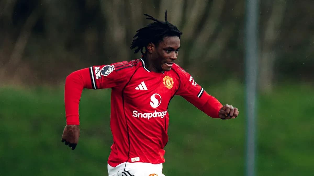 Jugador de Manchester United corriendo en el campo
