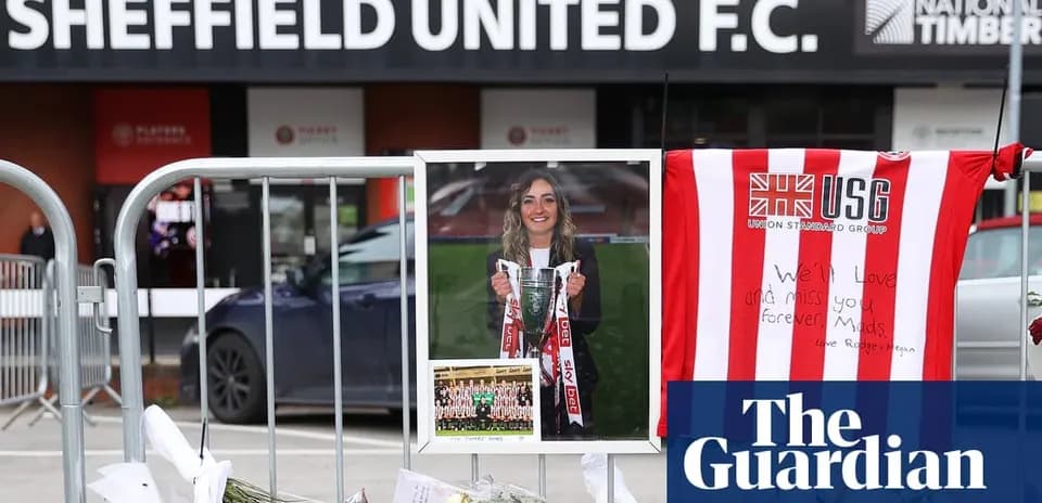 Homenaje en Sheffield United F.C. con flores y camiseta