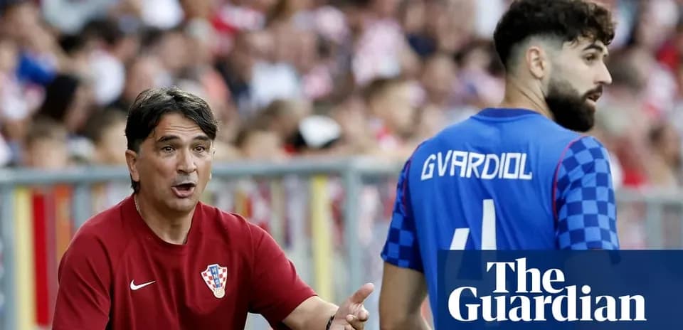 Entrenador de Croacia dirigiendo a Gvardiol en partido