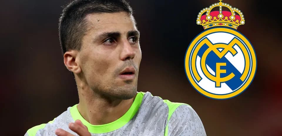 Jugador de fútbol con camiseta de entrenamiento de Real Madrid