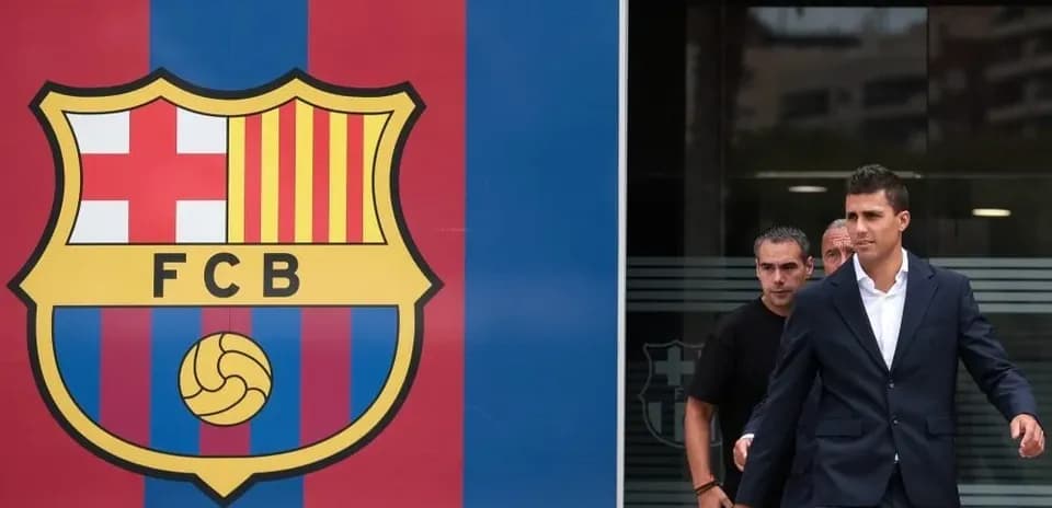 Jugador saliendo del edificio del FC Barcelona