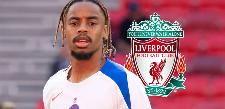 Jugador de PSG con logo de Liverpool en fondo