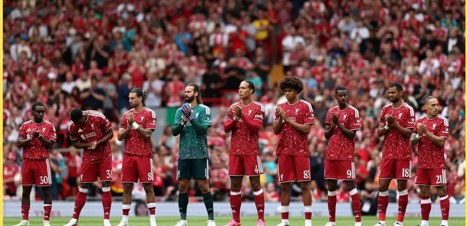 Jugadores de Liverpool alineados antes del partido