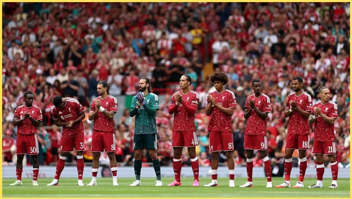 Jugadores de Liverpool alineados antes del partido