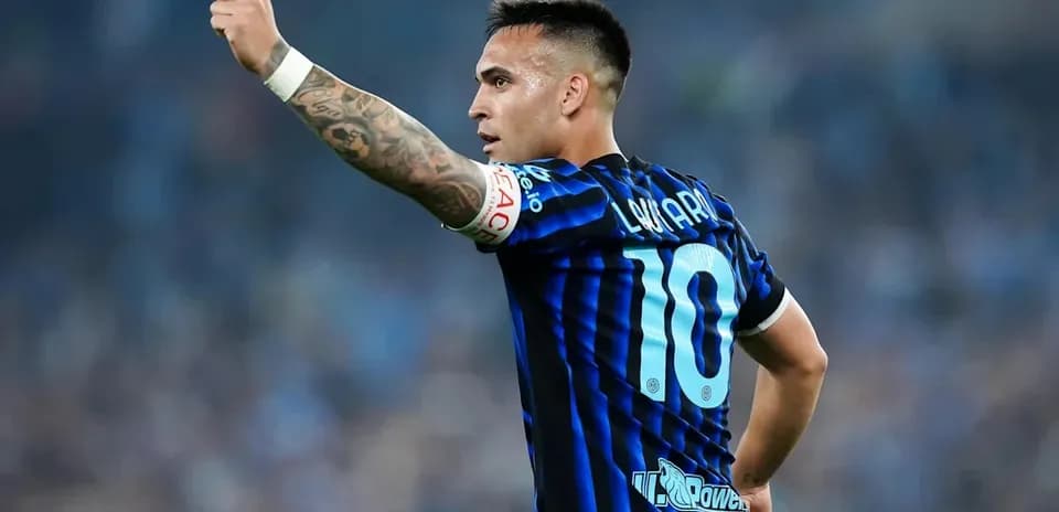 Jugador señalando durante un partido de fútbol