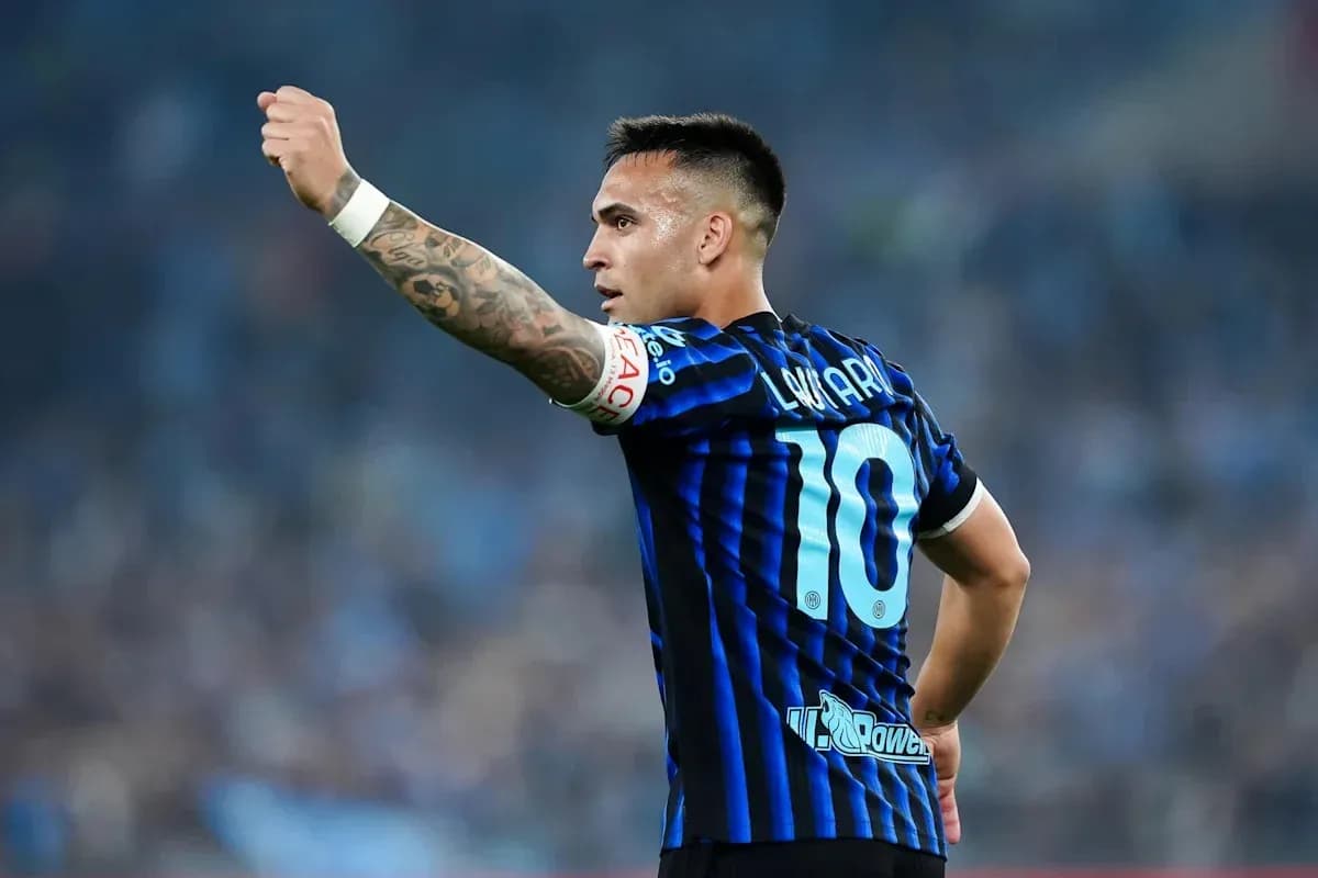 Jugador señalando durante un partido de fútbol