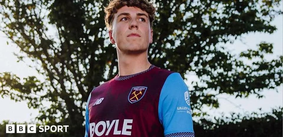 Jugador posando con la camiseta de West Ham United