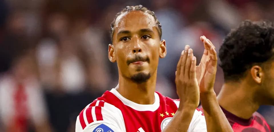 Jugador de Ajax aplaudiendo tras el partido