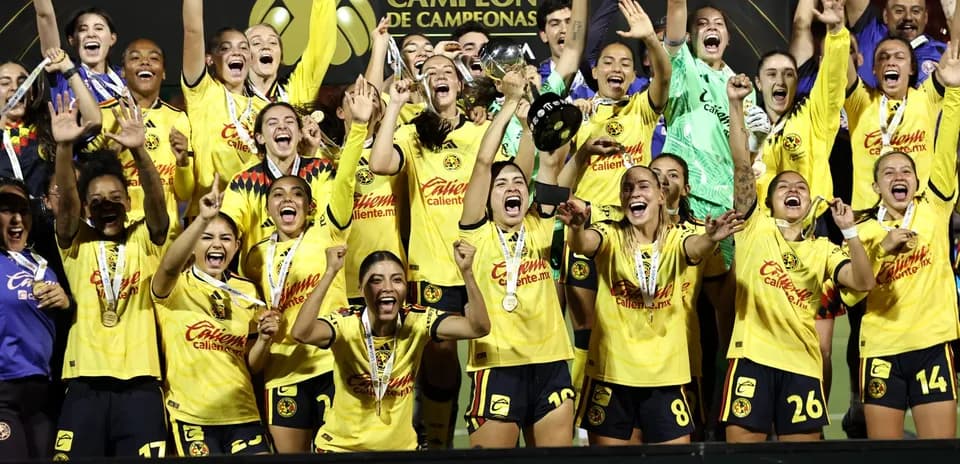 Equipo de América W celebrando el campeonato