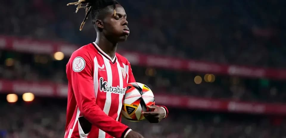 Jugador sosteniendo balón en el campo de fútbol