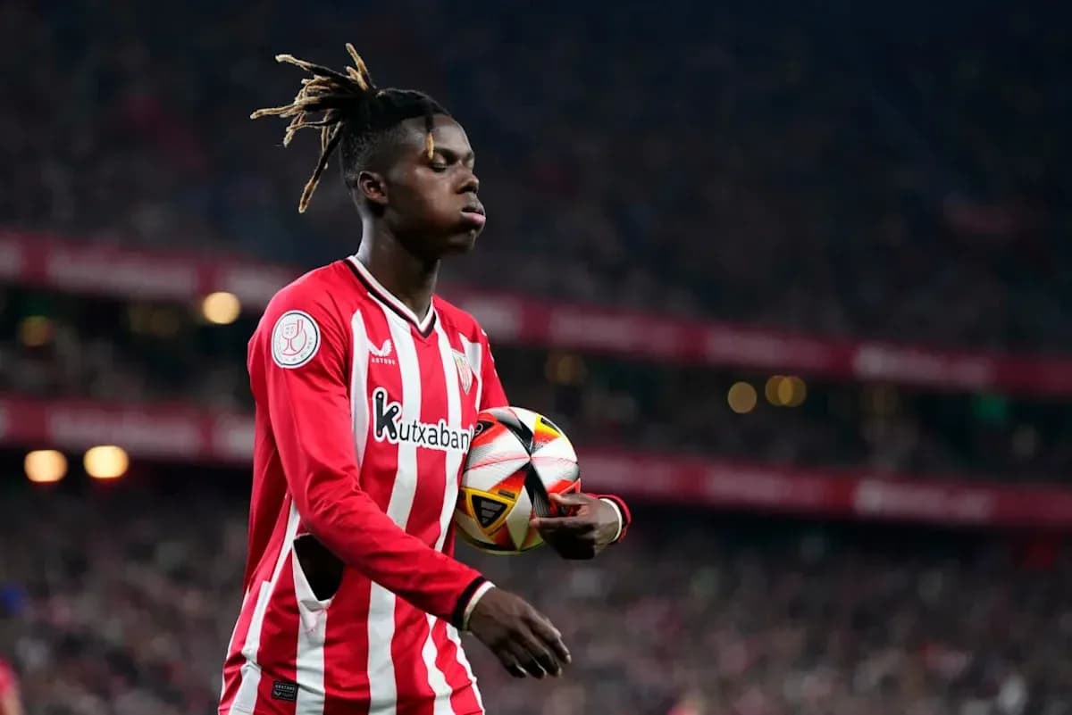 Jugador sosteniendo balón en el campo de fútbol