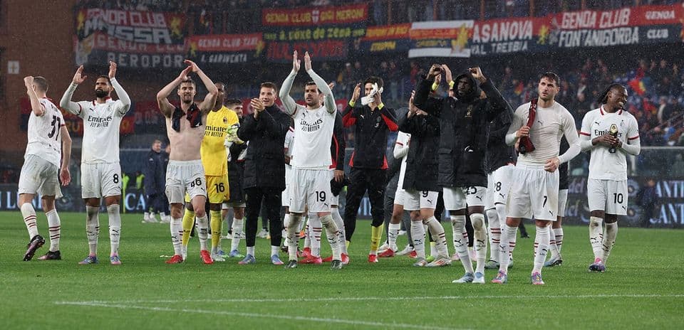 Jugadores de AC Milan celebrando en el campo