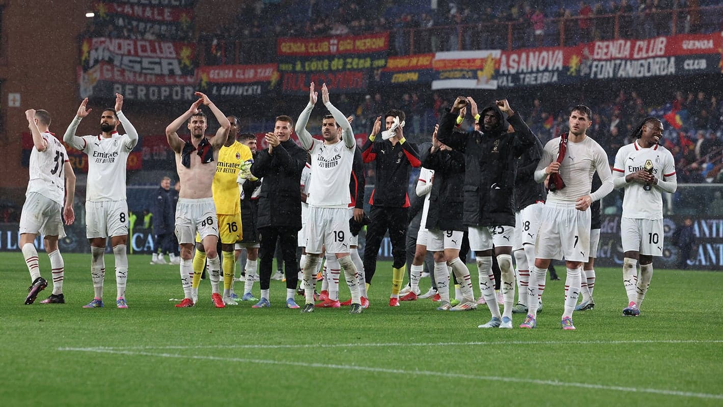 Jugadores de AC Milan celebrando en el campo