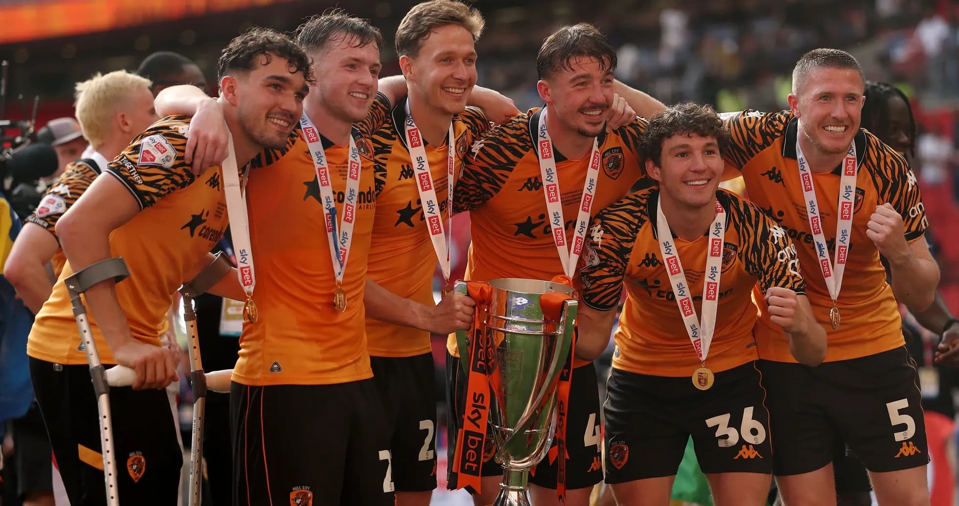 Jugadores de Hull City celebrando con trofeo