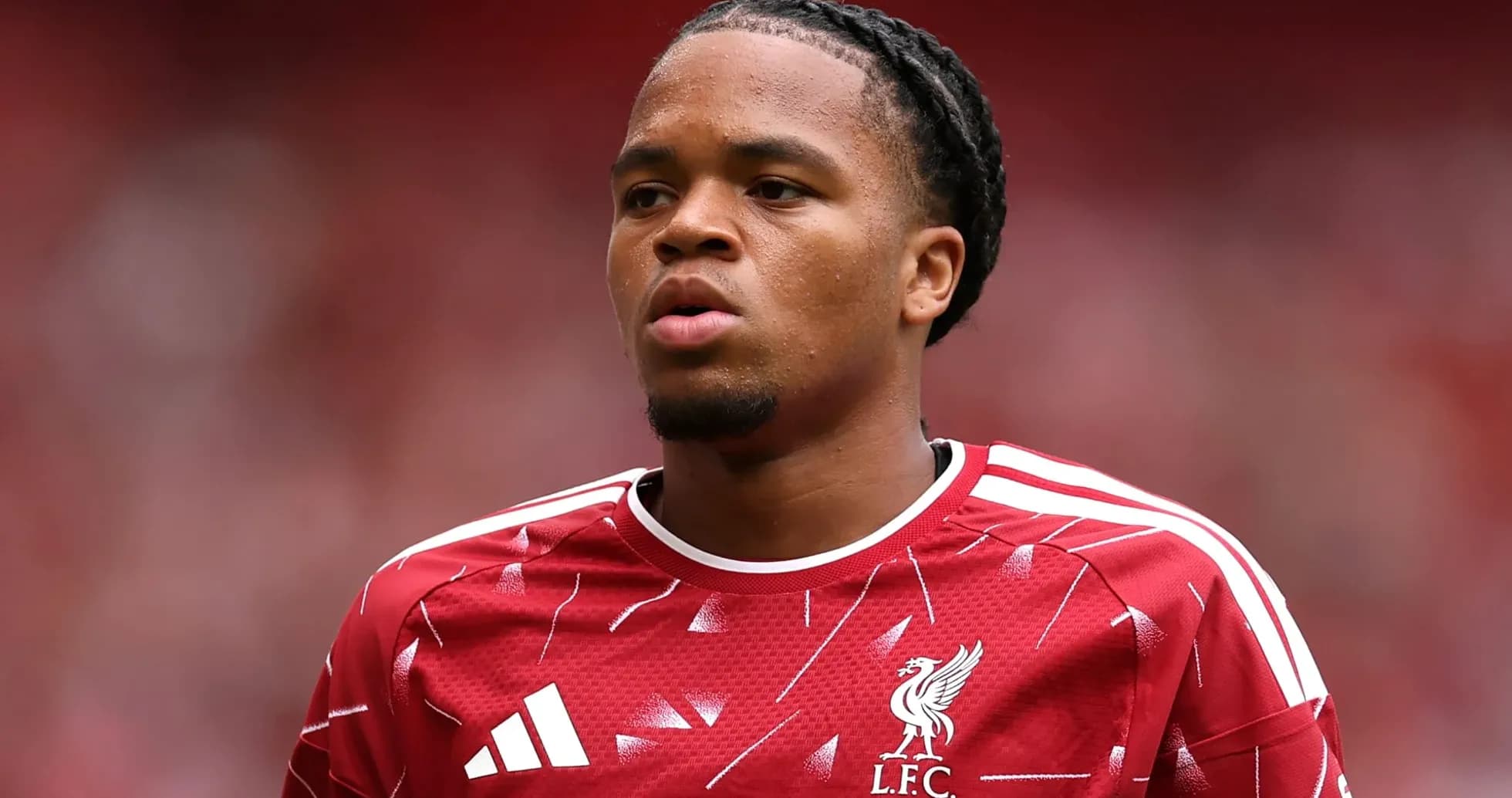Jugador de Liverpool con camiseta roja en el campo
