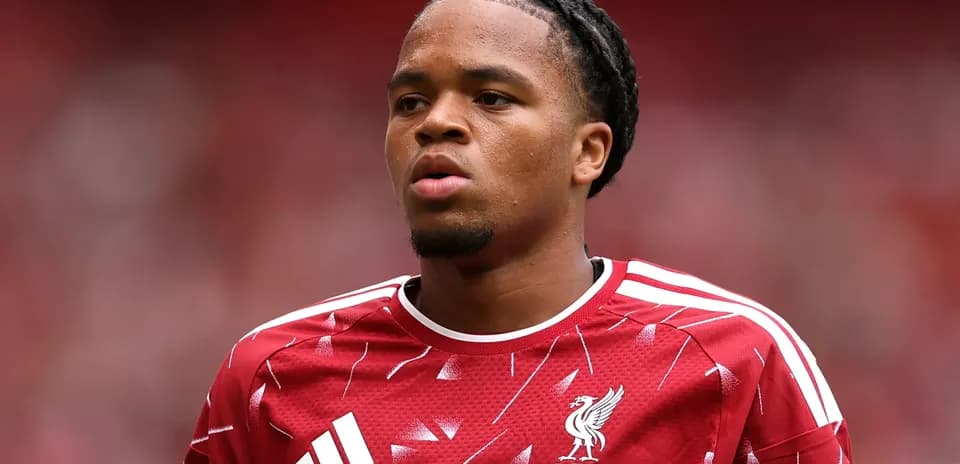 Jugador de Liverpool con camiseta roja en el campo