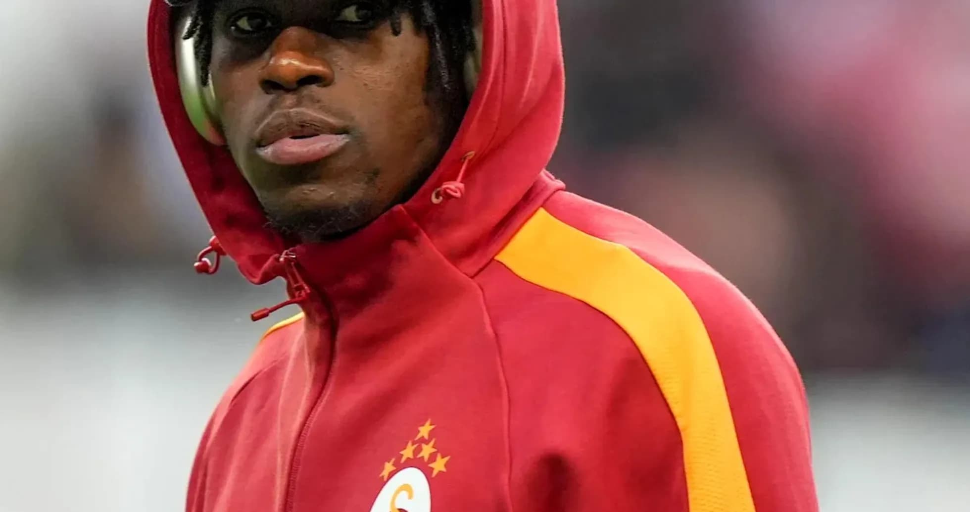 Jugador con sudadera de Galatasaray en el campo