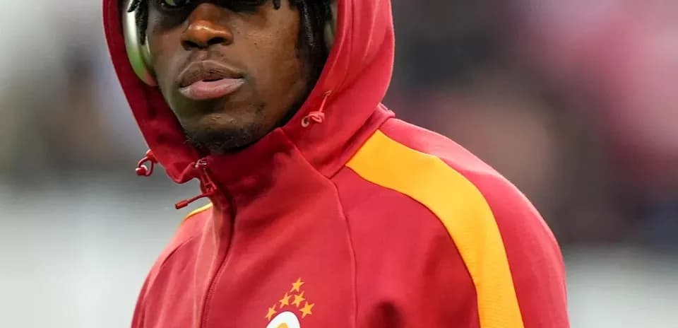 Jugador con sudadera de Galatasaray en el campo