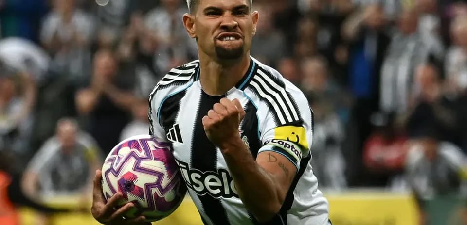 Jugador de Newcastle celebrando con el balón en mano