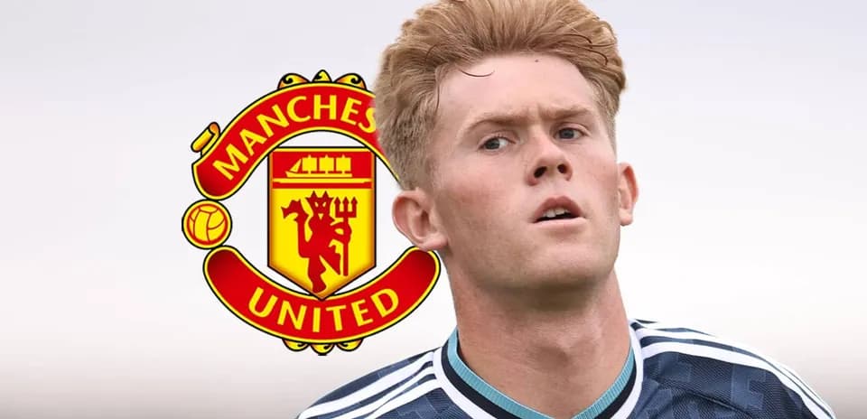 Jugador de Manchester United en uniforme mirando hacia adelante