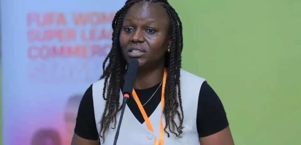 Mujer hablando en conferencia sobre fútbol femenino