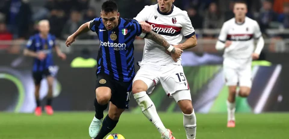 Jugador de Inter compitiendo por el balón