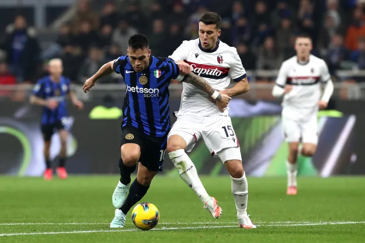 Jugador de Inter compitiendo por el balón Jugador de Inter compitiendo por el balón