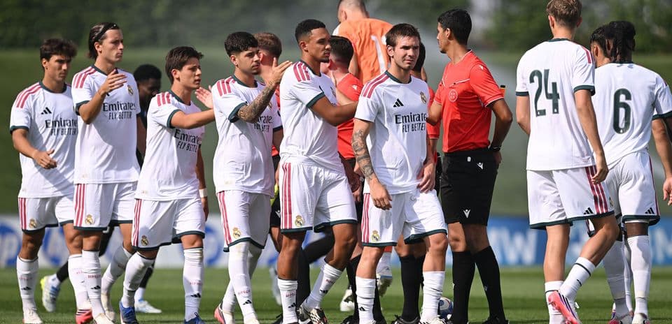 Jugadores de Real Madrid saludando al árbitro